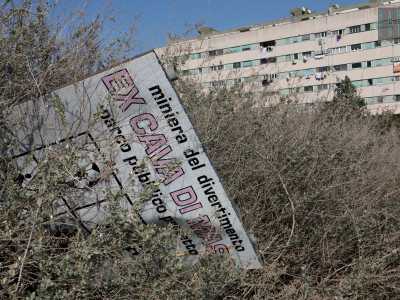 A terra, nei pressi dell�entrata, un triste cartello divelto informa che siamo vicini alla �miniera del divertimento ex cava di maso, parco pubblico protetto�